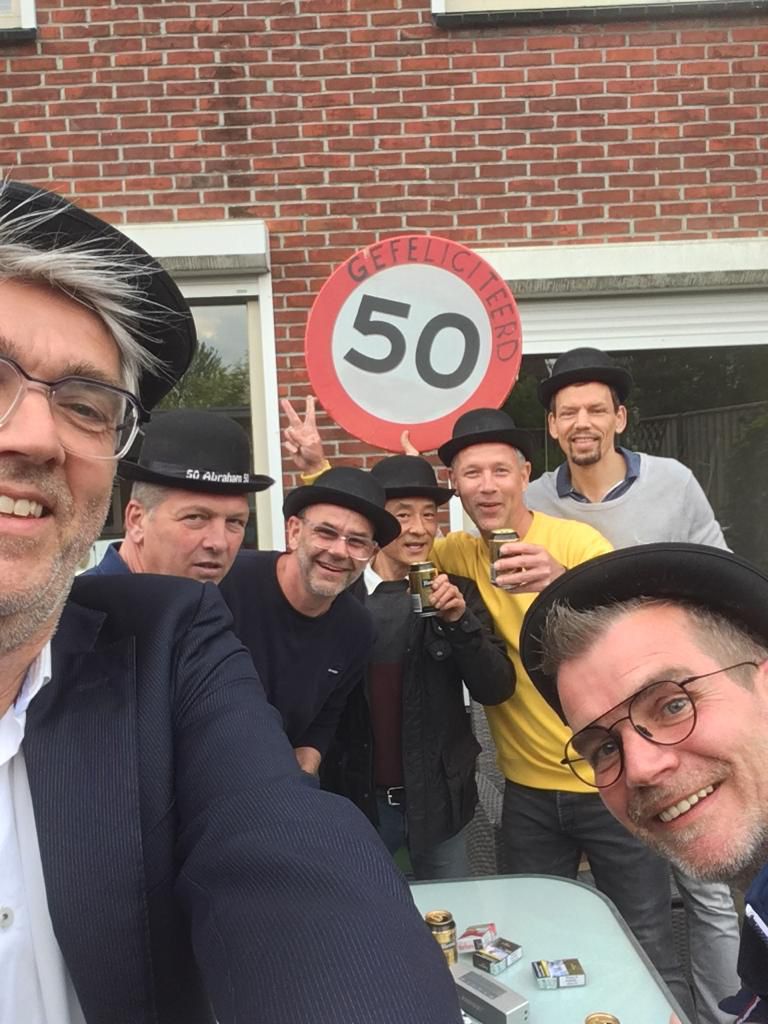 Vriendschap is iets wat je vaak als vanzelfsprekend ziet. Je groeit samen op, maakt herinneringen, lacht om dezelfde grappen en deelt momenten die later de verhalen worden waar je nog jaren over praat. Soms realiseer je je pas hoe waardevol die momenten zijn, wanneer je erop terugkijkt.

In 2020, midden in de coronatijd, vierden we samen de 50e verjaardag van Johan. Ondanks alle beperkingen was het een dag zoals vriendschap hoort te zijn: samen, lachen, herinneringen maken en genieten van het moment. Toen leek geluk nog zo gewoon.

Maar het leven kan in korte tijd compleet veranderen. Op 14 mei 2022 verloren we onze vriend Eelco aan hersenstamkanker. Een verlies dat nog altijd moeilijk te bevatten is. Eelco was iemand die het leven omarmde, iemand die anderen inspireerde met zijn kracht, humor en vooral met zijn motto: “Leef het leven.”

Dat motto blijft bij ons. Niet alleen als herinnering aan wie Eelco was, maar ook als motivatie om iets te doen dat ertoe doet. Daarom gaan Pascal en Marnix zich inzetten om geld in te zamelen voor onderzoek naar hersenstamkanker via het KWF.

Niet omdat het verlies daarmee minder wordt, maar omdat we hopen dat er in de toekomst meer kennis, meer behandeling en uiteindelijk meer hoop komt voor anderen die met deze ziekte te maken krijgen.

Voor Eelco.
Voor zijn familie en vrienden.
En voor iedereen die nog midden in het leven staat.

Leef het leven. 💙